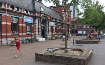 La Place devant l’école à Marneffe réservée aux enfants, piétons et cyclistes, comme à Liège?  Qu’en pense le conseil communal des enfants ?